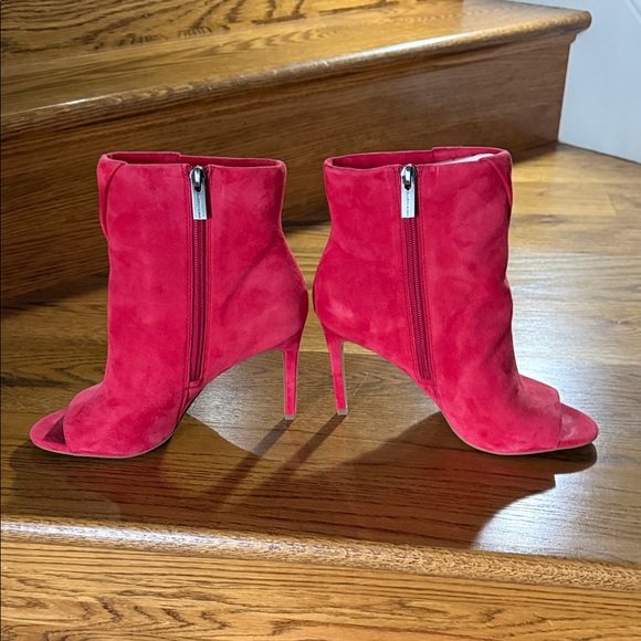 Red Suede Peep-Toe Ankle Boots Vince Camuto - Picture 2 of 3
